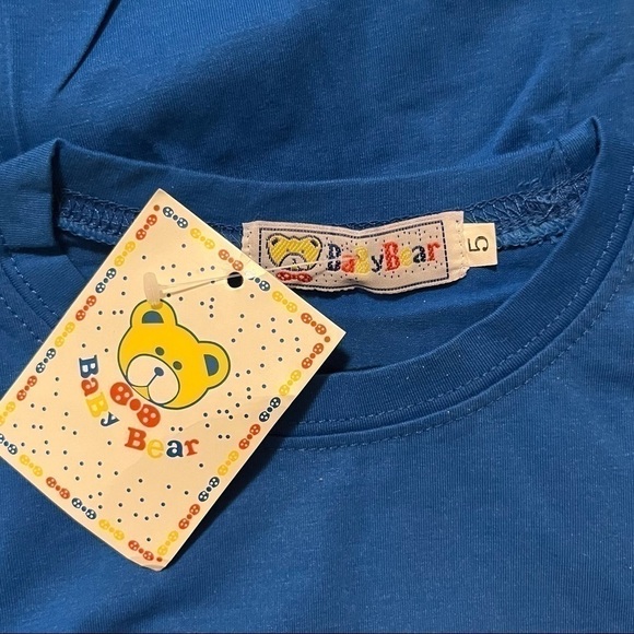 Boy's Superman T Shirt with Detachable Cape Size 5 - Picture 6 of 7